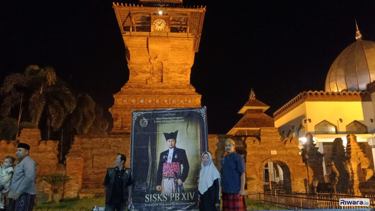 Baliho Sinuhun Pakubuwono XIV terpasang di berbagai wilayah Jawa Tengah dan Jawa Timur Di Kabupaten Kudus dilaporkan mencapai sekitar 140 titik sementara Kecamatan Delanggu Klaten tercatat sedikitnya 87 titik